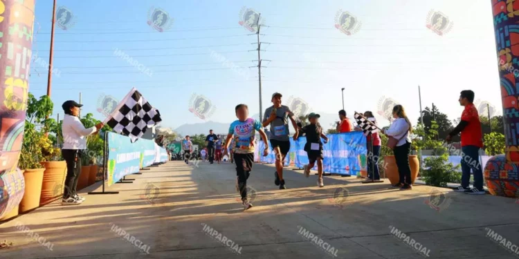 Fotos: Leobardo García Reyes // Padres de familia acompañaron a los corredores en todo momento.