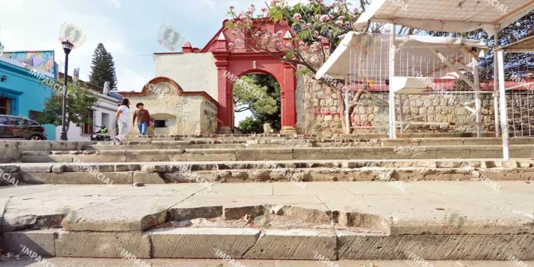 Foto: Adrián Gaytán // La maltrecha plazuela del Carmen Alto.