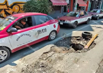 Foto: Jesús Santiago // Una alcantarilla destapada, amenaza mortal por los rumbos de la central de abasto, luego de la granizada del jueves