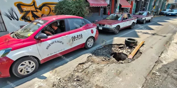 Foto: Jesús Santiago // Una alcantarilla destapada, amenaza mortal por los rumbos de la central de abasto, luego de la granizada del jueves
