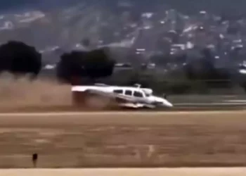 La aeronave quedó varada en una zona de terracería tras sufrir una falla en el tren de aterrizaje.