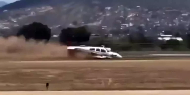 La aeronave quedó varada en una zona de terracería tras sufrir una falla en el tren de aterrizaje.