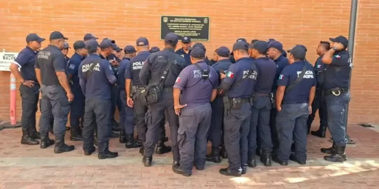 Los policías municipales se concentraron frente a la sede del Ayuntamiento.