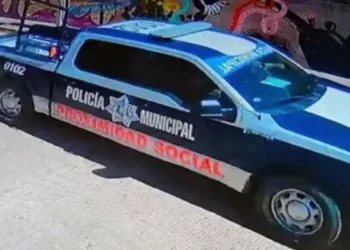 El agresor fue trasladado al cuartel municipal tras intentar golpear a un oficial.