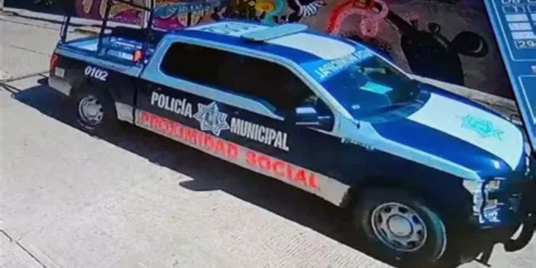 El agresor fue trasladado al cuartel municipal tras intentar golpear a un oficial.