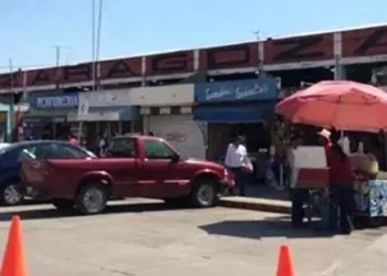 El Chevy y la moto quedaron “abrazados” frente al mercado.