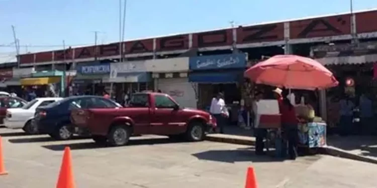 El Chevy y la moto quedaron “abrazados” frente al mercado.