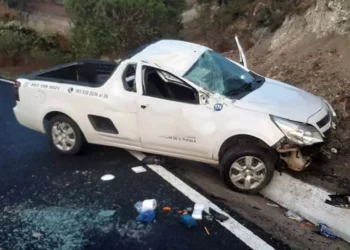 El chofer de la unidad gasera perdió la ruta y terminó estrellándose contra el cerro en las inmediaciones de Sabinillo.