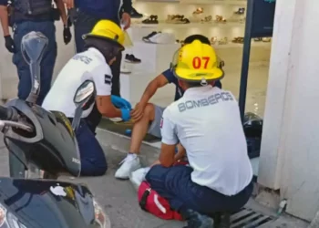 El joven fue atendido por paramédicos de Bomberos tras derrapar en su motoneta.
