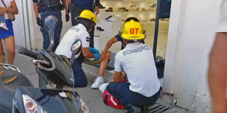 El joven fue atendido por paramédicos de Bomberos tras derrapar en su motoneta.
