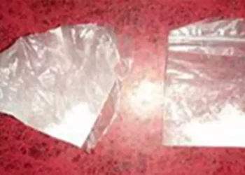 El presunto infractor fue sorprendido en posesión de una dosis de “cristal” y una pipa.