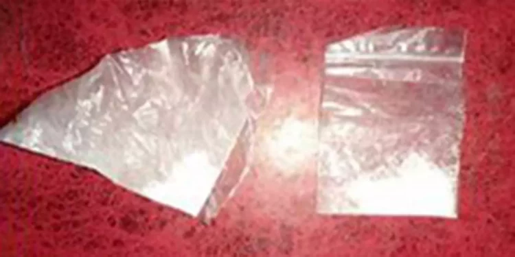 El presunto infractor fue sorprendido en posesión de una dosis de “cristal” y una pipa.