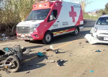 El vehículo particular presentó daños, pero la motocicleta quedó destrozada.
