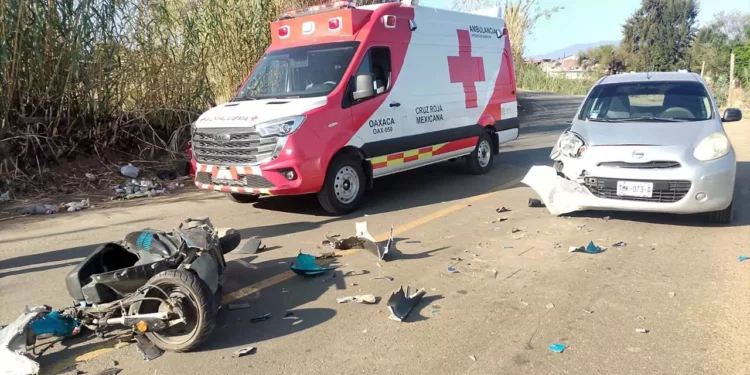 El vehículo particular presentó daños, pero la motocicleta quedó destrozada.