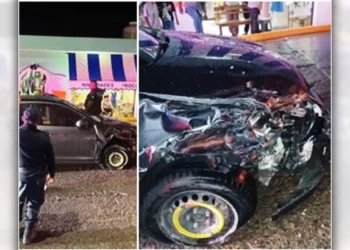 El vehículo Volkswagen presentaba daños en la parte frontal derecha.