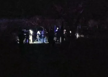 En plena vía pública y envuelto en una cobija, fue localizado el cuerpo de un hombre en la colonia Ojo de Agua.