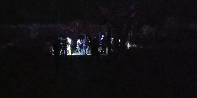 En plena vía pública y envuelto en una cobija, fue localizado el cuerpo de un hombre en la colonia Ojo de Agua.