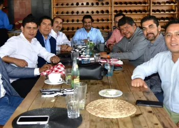 Fotos: Rubén Morales // El Lic. Rodo Gandarillas celebró su cumpleaños en compañía de amigos abogados.