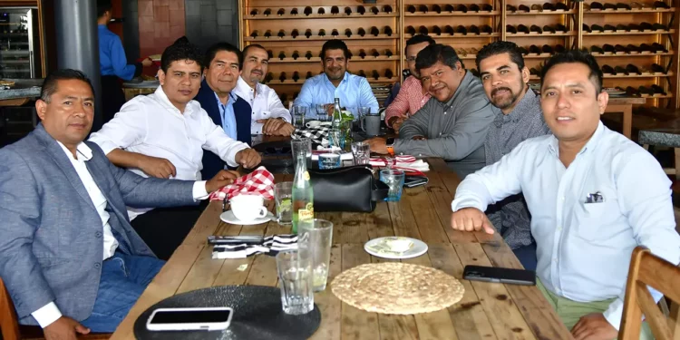 Fotos: Rubén Morales // El Lic. Rodo Gandarillas celebró su cumpleaños en compañía de amigos abogados.