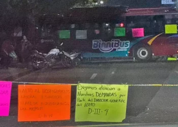 Foto: redes sociales // El bloqueo de avenida Universidad por el Personal de Apoyo y Asistencia a la Educación (PAAE) se mantenía alrededor de las 22:00 horas de este jueves.