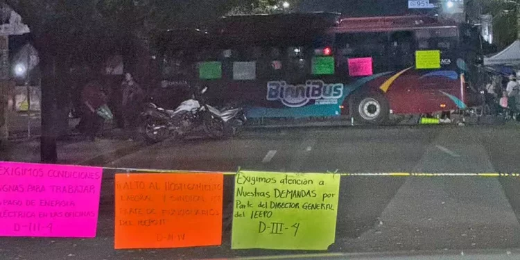 Foto: redes sociales // El bloqueo de avenida Universidad por el Personal de Apoyo y Asistencia a la Educación (PAAE) se mantenía alrededor de las 22:00 horas de este jueves.