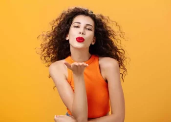 El efecto juicy lips es una tendencia que combina cuidado y maquillaje para un look fresco y sofisticado.