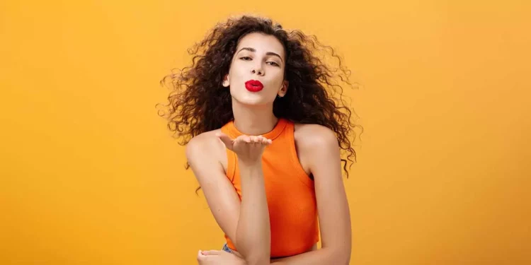 El efecto juicy lips es una tendencia que combina cuidado y maquillaje para un look fresco y sofisticado.