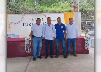 Fotos: Rubén Morales // El profesor Abelardo Nava Castañeda fue homenajeado por sus 34 años de servicio docente.