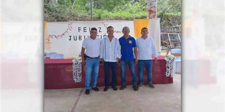 Fotos: Rubén Morales // El profesor Abelardo Nava Castañeda fue homenajeado por sus 34 años de servicio docente.