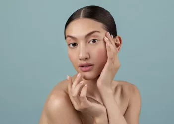 El uso diario de sérums y productos específicos para el contorno de ojos ayuda a mejorar la apariencia de las ojeras.