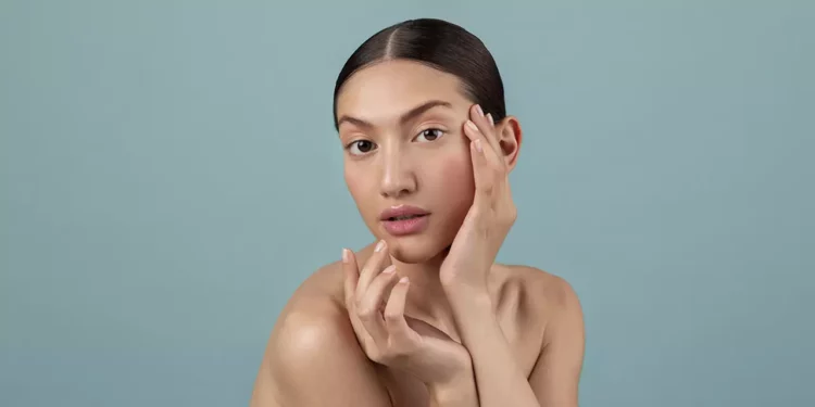 El uso diario de sérums y productos específicos para el contorno de ojos ayuda a mejorar la apariencia de las ojeras.
