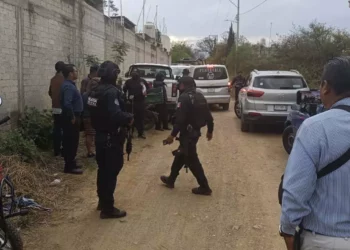 Peritos de la Fiscalía recabaron evidencias balísticas y registros de video que permitieron la identificación de los sospechosos; corporaciones estatales y federales mantienen patrullajes intensos.
