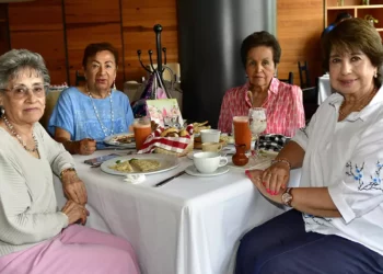 Fotos: Rubén Morales // Gloria Villarreal Balderrama celebró su cumpleaños acompañada de sus amigas Marylu Árias Cruz, Conchita Ramírez Quiroz y Martha Navarro de Díaz.