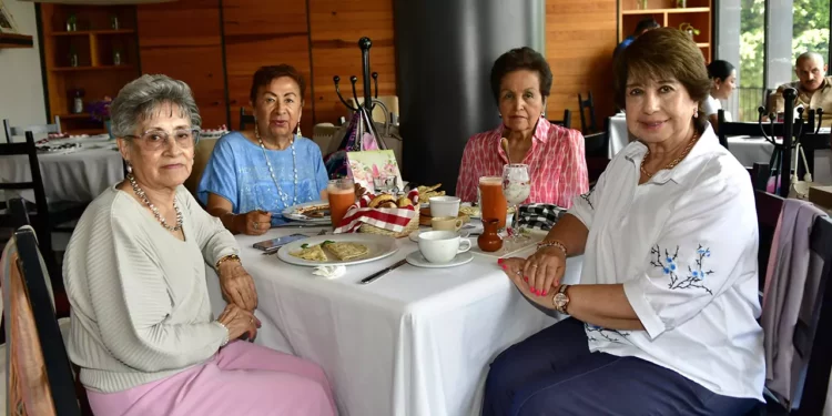 Fotos: Rubén Morales // Gloria Villarreal Balderrama celebró su cumpleaños acompañada de sus amigas Marylu Árias Cruz, Conchita Ramírez Quiroz y Martha Navarro de Díaz.