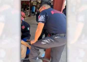 Integrantes del Heroico Cuerpo de Bomberos brindaron los primeros auxilios a la trabajadora.
