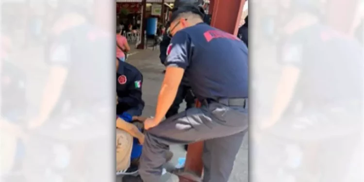 Integrantes del Heroico Cuerpo de Bomberos brindaron los primeros auxilios a la trabajadora.