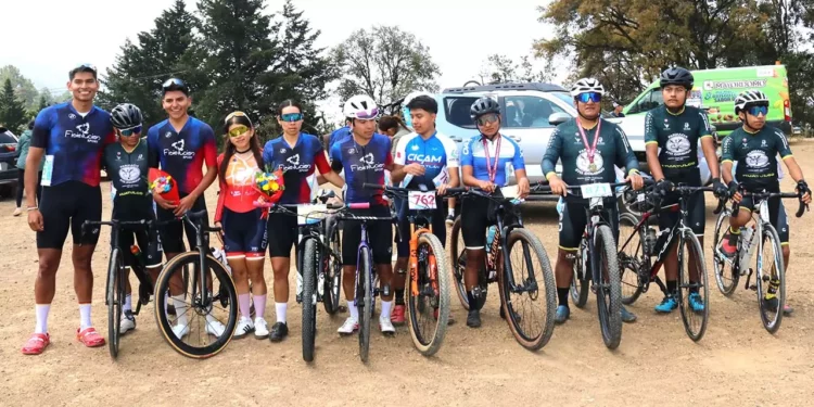 Foto: Leobardo García Reyes // Integrantes del equipo Fisiolusión, que tomó parte en la Clásica Ciclista Benito Juárez.