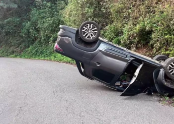 La camioneta Dodge Ram quedó con daños considerables tras volcar en las inmediaciones del paraje “El Campamento”.