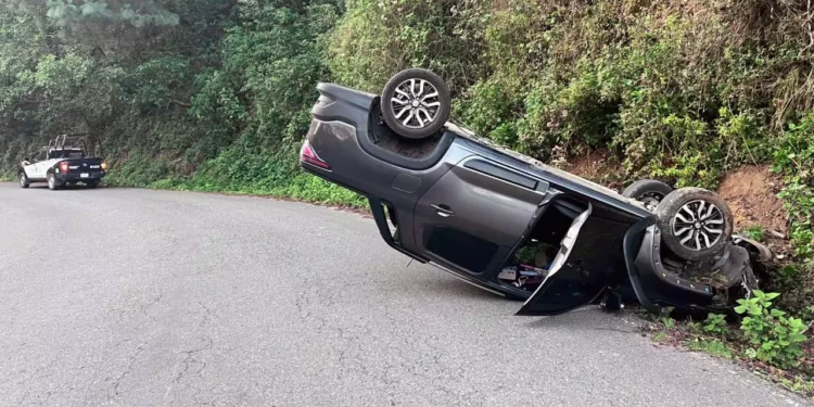 La camioneta Dodge Ram quedó con daños considerables tras volcar en las inmediaciones del paraje “El Campamento”.