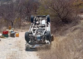 La camioneta quedó destrozada tras volcar en el kilómetro 9+200.