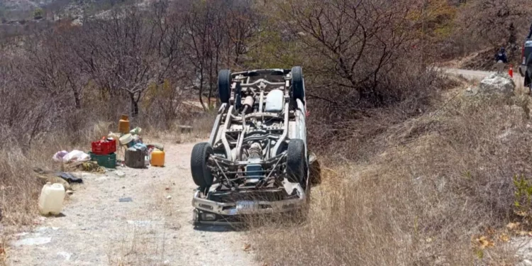La camioneta quedó destrozada tras volcar en el kilómetro 9+200.
