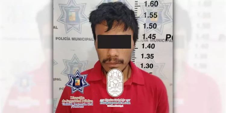 La Policía Municipal capturó a un joven de 24 años por presunto asalto y posesión de enervantes.
