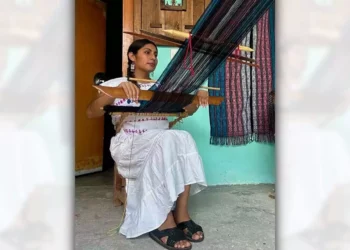 Foto: redes sociales // La artista mixteca Xaneri Merino Damián compartirá en el MUNAL los saberes del telar de cintura.