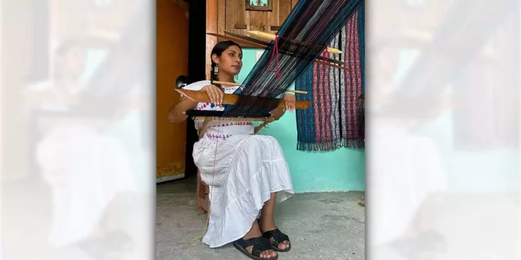 Foto: redes sociales // La artista mixteca Xaneri Merino Damián compartirá en el MUNAL los saberes del telar de cintura.