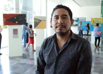 La muestra reúne técnicas gráficas y pictóricas inspiradas en la Mixteca y en universos imaginativos.