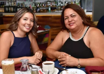 Foto: Rubén Morales // Lean Seng Chávez Wong celebra su titulación acompañada de su mamá, Kocling Wong.