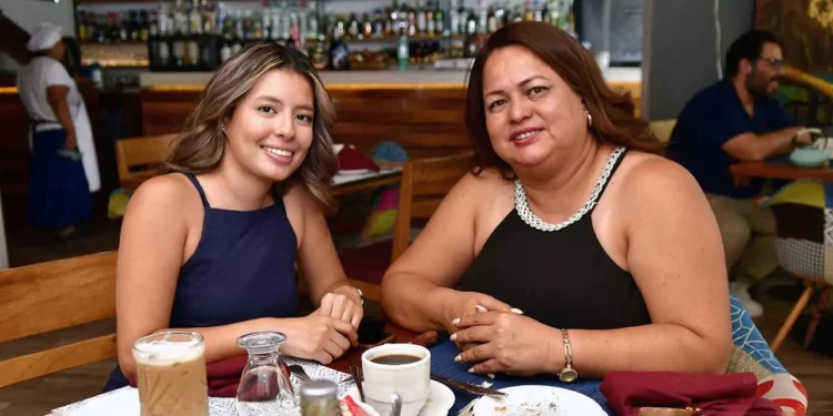 Foto: Rubén Morales // Lean Seng Chávez Wong celebra su titulación acompañada de su mamá, Kocling Wong.