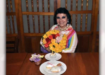 Lila recibió un bello ramo de flores, detalle que agradeció con emoción y afecto.