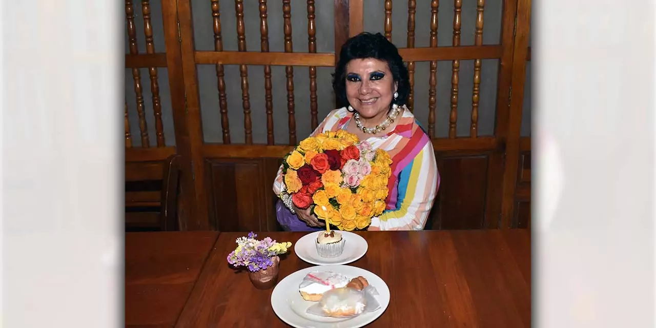 Lila recibió un bello ramo de flores, detalle que agradeció con emoción y afecto.