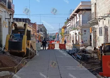 Foto: Lisbeth Mejía // Maquinaria en las calles, material de construcción, polvo y calles en obra, así recibe Oaxaca a sus visitantes.